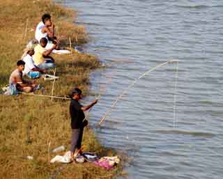fishing-in-daya-river